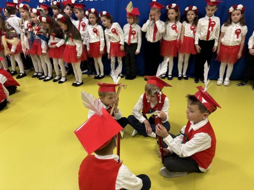 Występ dzieci z okazji Dnia 11 Listopada "Małych Polaków"